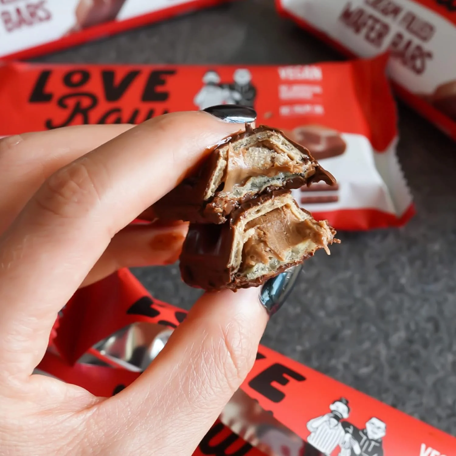 LoveRaw Cre&m Wafer Bars Vegan M:lk Chocolate 43g - Image 2